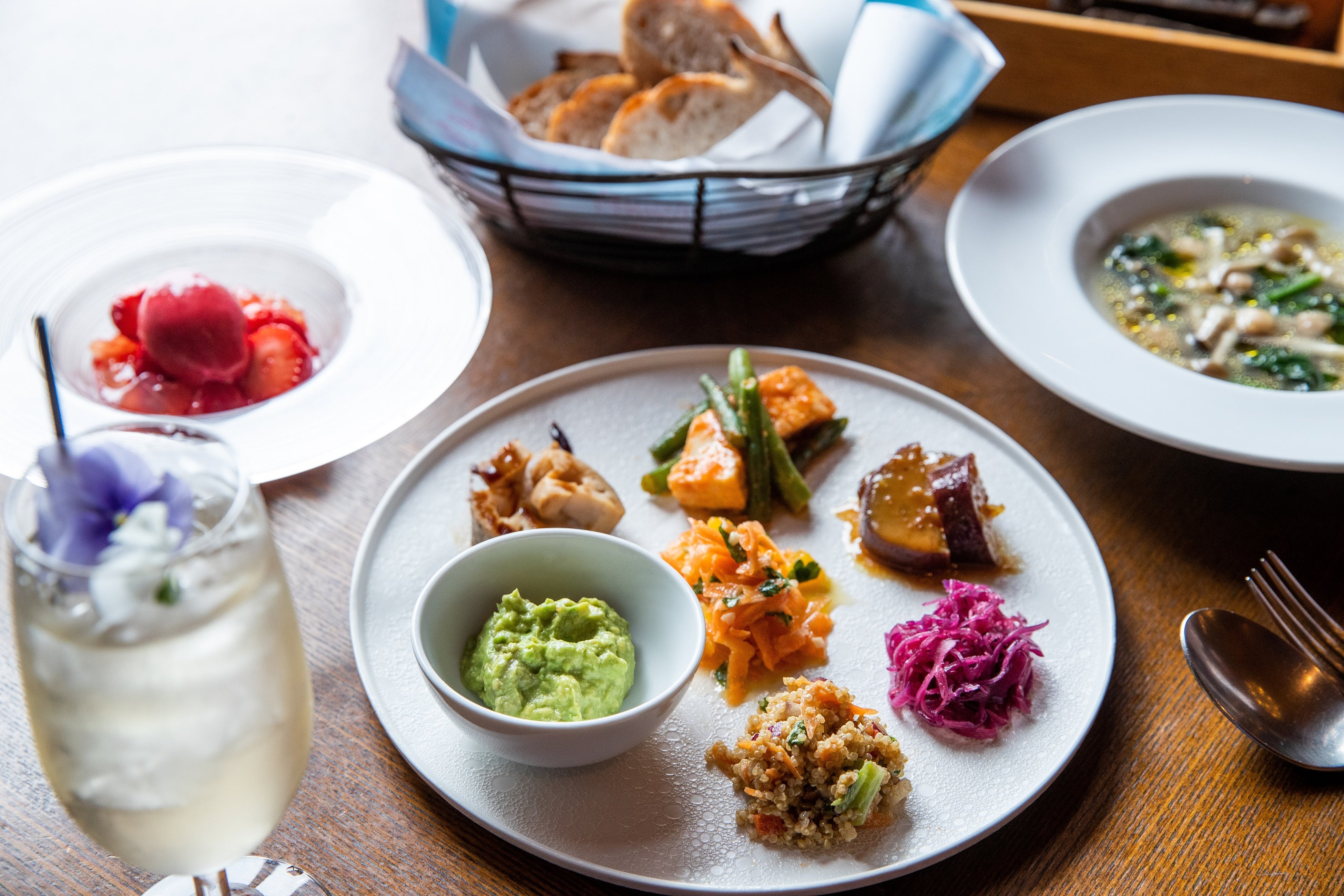 夕食：動物性タンパク質を使用していないヴィーガンコース