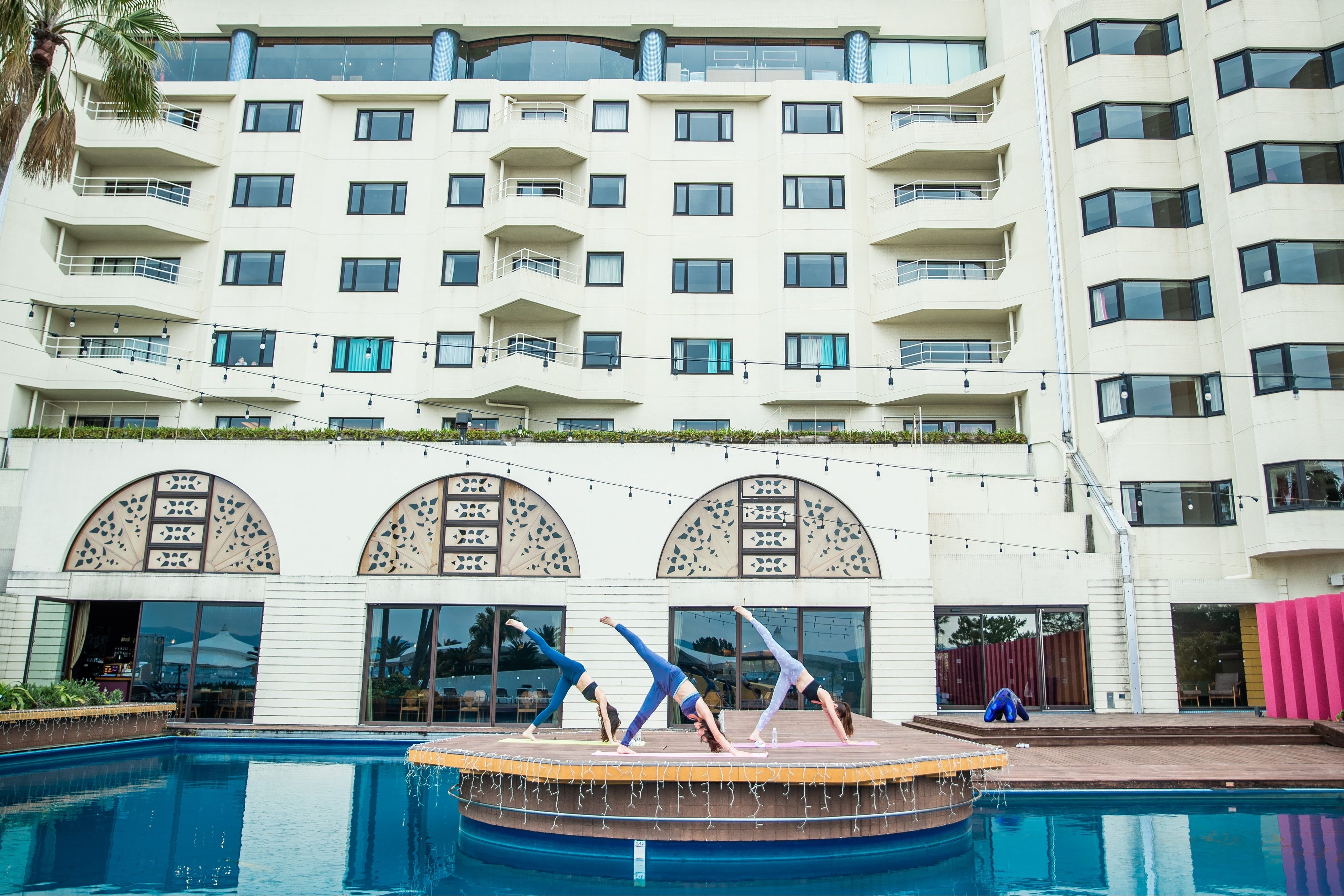 プールサイドでヨガ（雨の日は室内で開催）