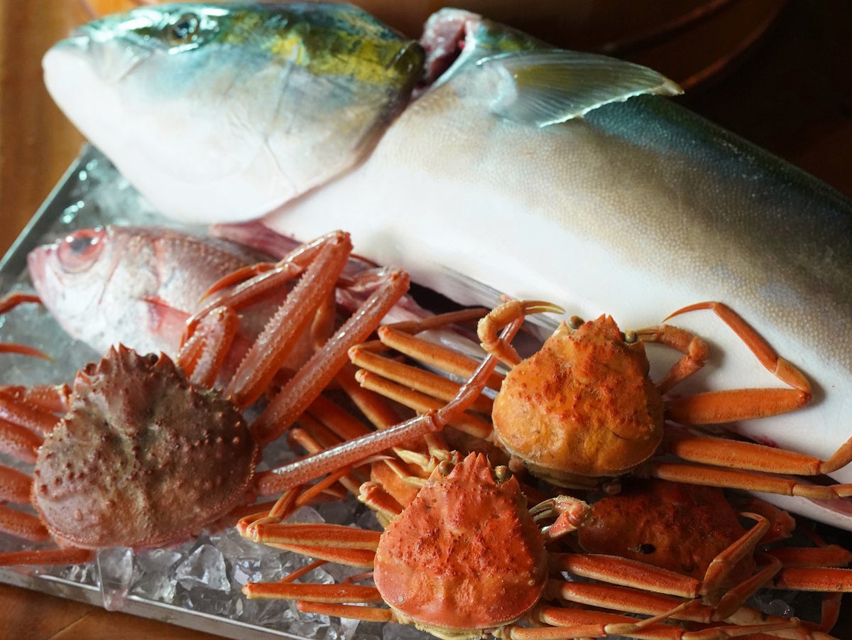 香箱蟹、のどぐろ、ブリなど、北陸の旬の食材をメインとしてお料理をご用意。