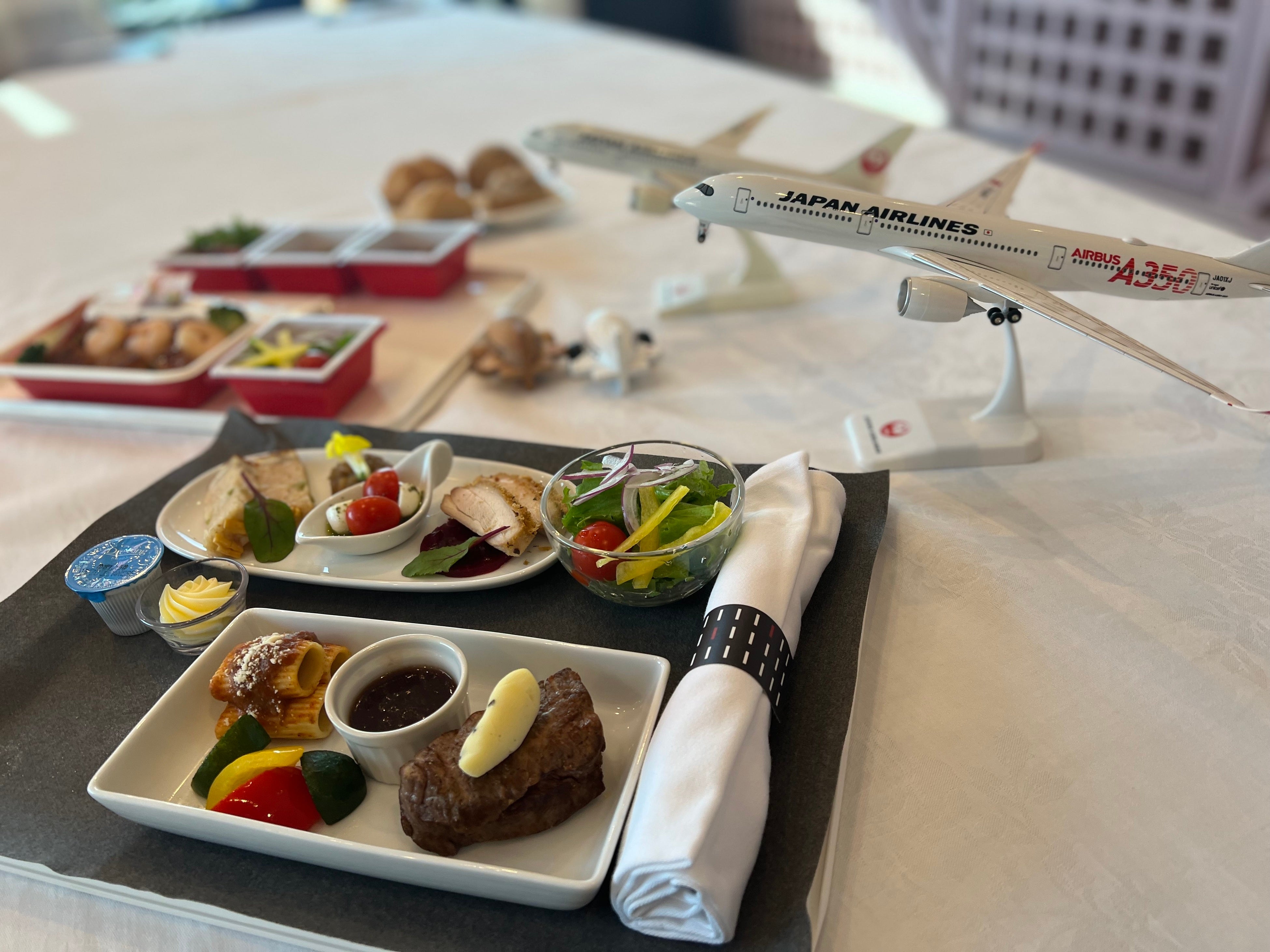 今回のフライトのために考案した国際線仕様の本格的な機内食