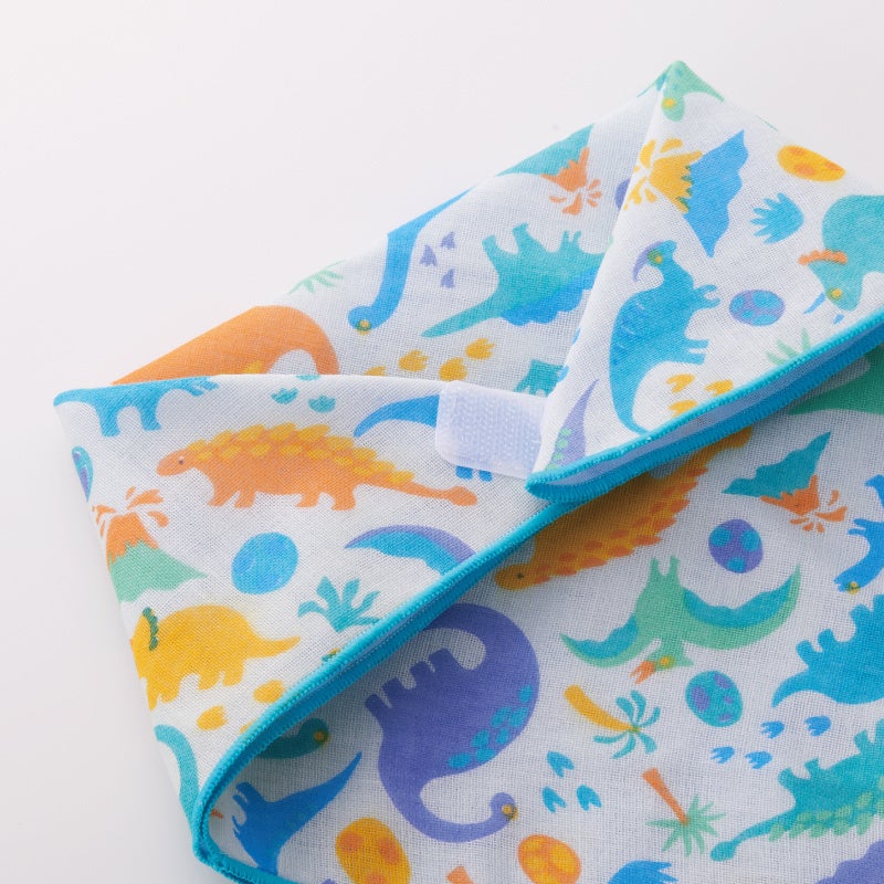 面ファスナーで簡単に着用できます。