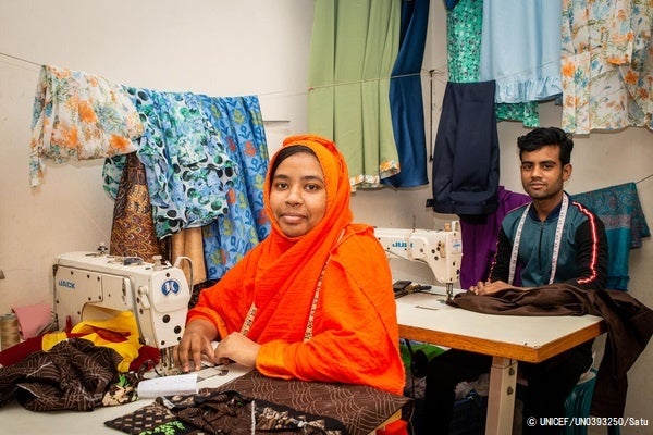 学校に通っていない14歳から18歳までを対象にした、ユニセフ支援の職業訓練プログラムに参加し、女性服の仕立てについて学ぶ18歳のアクリサさん。 (バングラデシュ、2020年12月撮影) © UNICEF_UN0393250_Satu