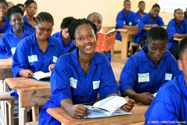 ユニセフが支援する開発活動センターで、弱い立場にある青少年期の女の子を対象にした職業訓練を受ける21歳のロズリーヌさん。(コートジボワール、2021年9月撮影) © UNICEF_UN0522548_Dejongh