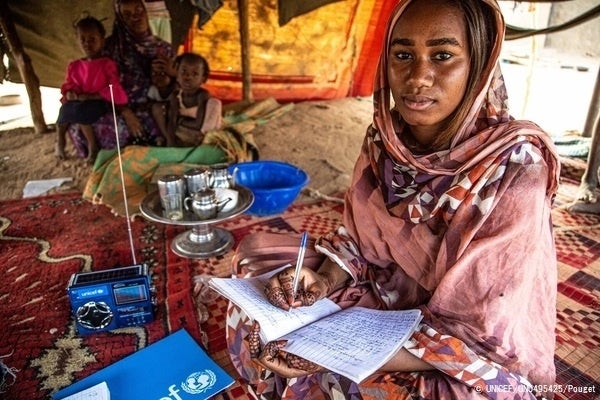 COVID-19の影響で学校が休校になったが、ソーラー式ラジオを使って、ラジオ授業を受ける女の子。(モーリタニア、2021年6月撮影) © UNICEF_UN0495425_Pouget