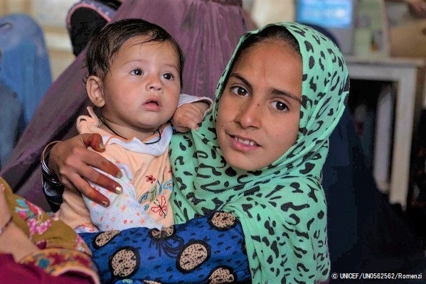 カンダハールにあるユニセフが支援するクリニックの待合室で、診察を待つ女の子。(2021年11月16日撮影) © UNICEF_UN0562562_Romenzi