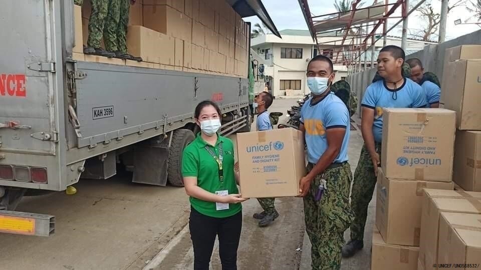 台風22号で被災した、ミンダナオ島の北東部にある港湾都市スガリオに、ユニセフ支援物資の衛生キットが届いた様子。 (2021年12月23日撮影) © UNICEF_UN0568532_