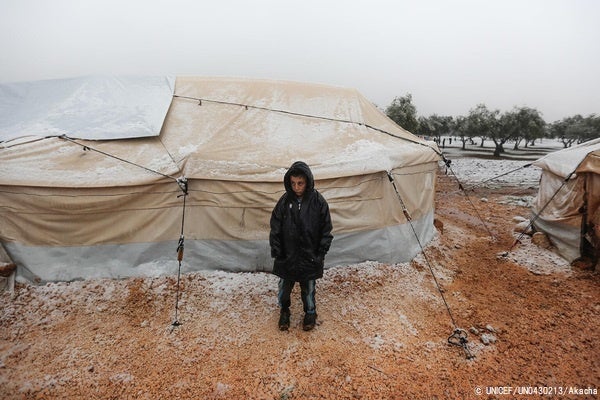 北西部のイドリブの農村部にあるAl-Dana難民キャンプに滞在する子ども。(2021年1月撮影)※本文との直接の関係はありません © UNICEF_UN0430213_Akacha