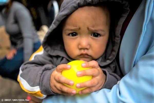 母親に抱かれる子ども。(2021年10月撮影)※本文との直接の関係はありません© UNICEF_UN0570084_Htet