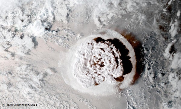 フンガ・トンガ フンガ・ハアパイ火山が噴火した様子の衛生画像。(トンガ、2022年1月15日撮影) © UNICEF_UN0578987_NOAA