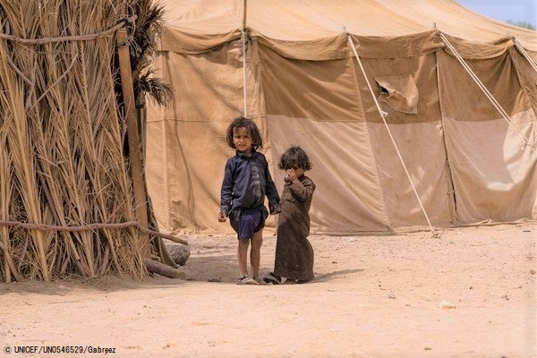 マリブにある国内避難民キャンプにいる子どもたち。(2021年10月撮影) © UNICEF_UN0546529_Gabreez