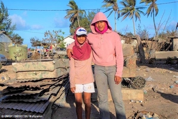 火山噴火と津波の被害にあった11歳のモウイさん。津波により家の中のものは流されしまった。(2022年1月22日撮影) © UNICEF_UN0581166_Wolfgramm