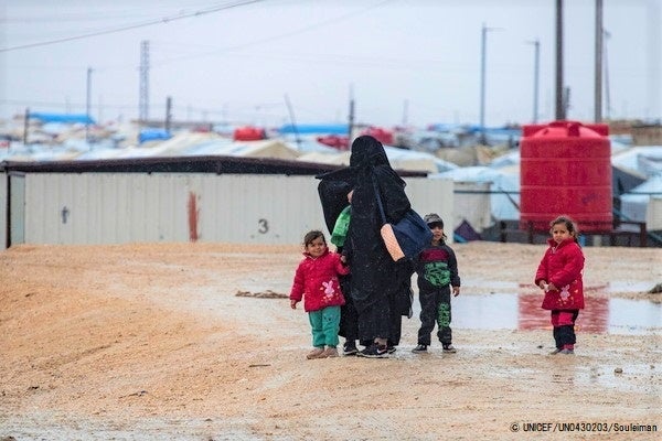 アルホル難民キャンプに滞在する家族。(2021年1月撮影)※本文との直接の関係はありません© UNICEF_UN0430203_Souleiman