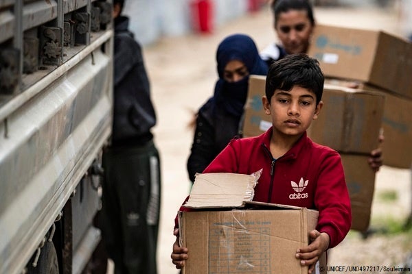 北東部のロジ難民キャンプで、ユニセフの支援により冬服を受け取った12歳のアフマドくん。(2021年2月撮影)※本文との直接の関係はありません© UNICEF_UN0497217_Souleiman