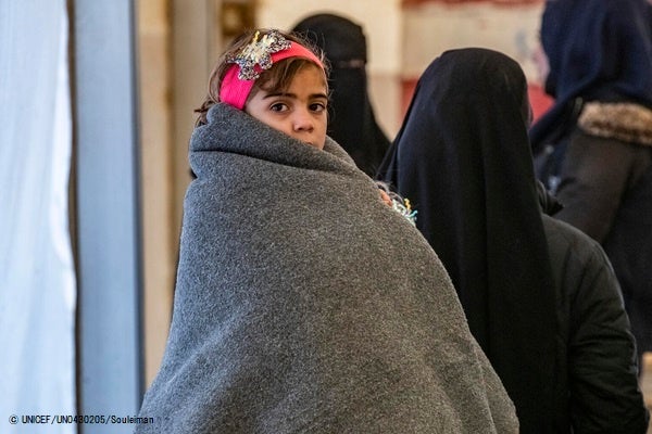 北東部のアルホル難民キャンプで、毛布に包まる女の子。(2021年1月撮影)※本文との直接の関係はありません© UNICEF_UN0430205_Souleiman