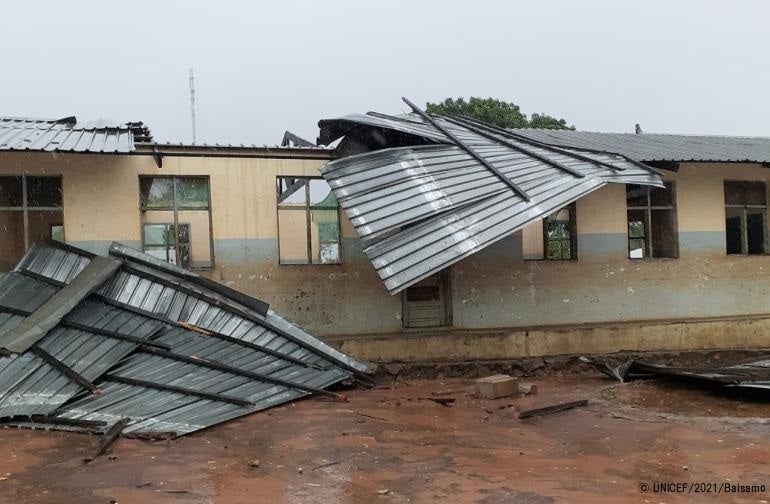 熱帯低気圧「アナ」により屋根が壊れた建物。© UNICEF_2021_Baisamo