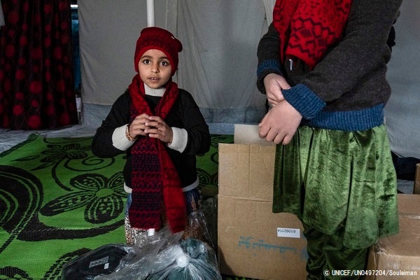 北東部のアルホル難民キャンプで、ユニセフの支援により冬服を受け取った子ども。(2021年2月撮影)※本文との直接の関係はありません© UNICEF_UN0497204_Souleiman