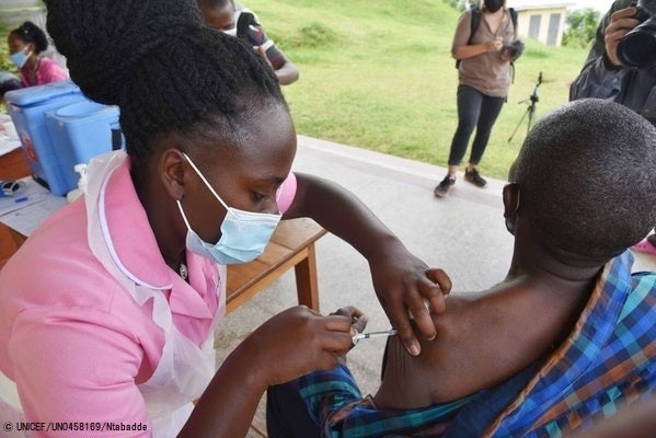保健センターでCOIVD-19の予防接種を受ける小学校教員。(ウガンダ、2021年4月撮影) © UNICEF_UN0458169_Ntabadde