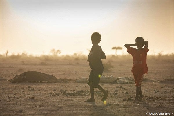 深刻な干ばつの被害を受けているソマリ地域の村で、家畜の死骸のそばを歩く子どもたち。(エチオピア、2022年1月21日撮影) © UNICEF_UN0583951_