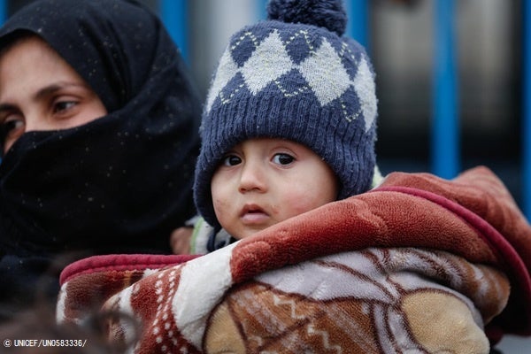 ハサカの学校に滞在する国内避難民の子ども。グワラン(Ghwayran)収容所とシナイ(Sinai’i)収容所周辺では暴力が続いている。(シリア、2022年1月27日撮影) © UNICEF_UN0583336_