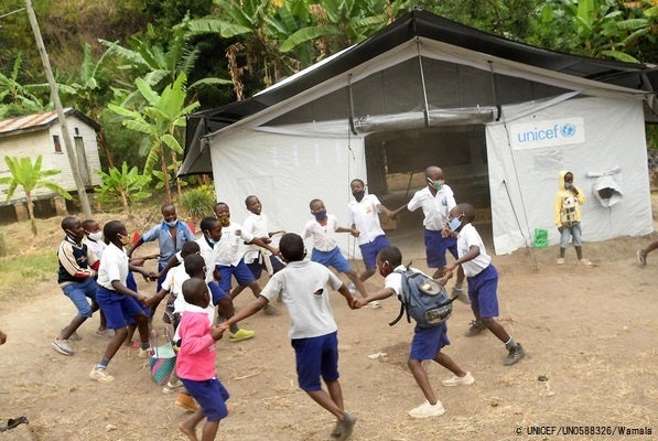 休み時間に、教室の前で輪になって遊ぶ小学生たち。ユニセフ支援の高性能テントの教室で学んでいる。(ウガンダ、2022年1月31日撮影) © UNICEF_UN0588326_Wamala
