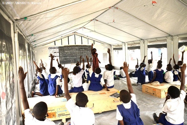 ユニセフの高性能テントの中で授業を受ける子どもたち。(ウガンダ、2022年2月1日撮影) © UNICEF_UN0588279_Wamala