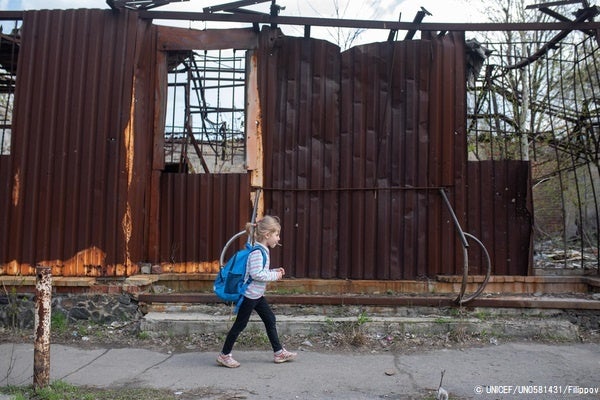 遠くから聞こえる迫撃砲の音を気にせず、学校へ向かうビカさん。(ウクライナ、2021年4月撮影) © UNICEF_UN0581431_Filippov