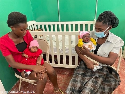 ユニセフが支援する「子育てクラブ」で、栄養不良と病気から子どもを守る方法を学ぶ母親たち。(ハイチ、2021年12月撮影) © UNICEF_UN0576147_Diaz Mercado