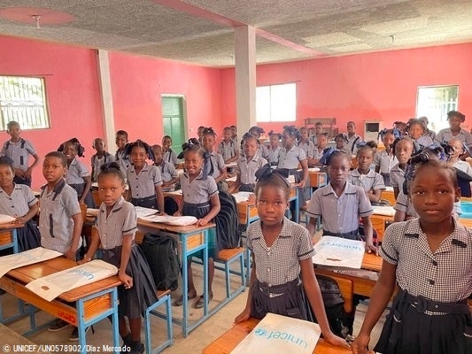 ユニセフ支援の学用品を受け取った子どもたち。(ハイチ、2022年1月14日撮影) © UNICEF_UN0578902_Diaz Mercado