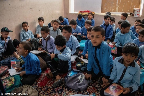 ヘラートで再開した男子校で授業を受ける子どもたち。(アフガニスタン、2021年9月撮影) © UNICEF_UN0518484_Bidel