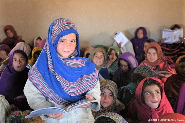 カンダハールの村にある学習センターで読み方を学ぶ子どもたち。(アフガニスタン、2022年2月2日撮影) © UNICEF_UN0594798_Karimi
