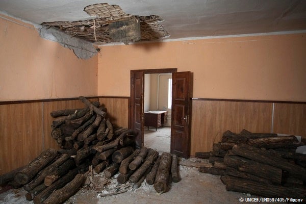 戦闘の被害を受けた学校の様子。今は生徒は通っていない。(ウクライナ、2022年2月10日撮影) © UNICEF_UN0597405_Filippov