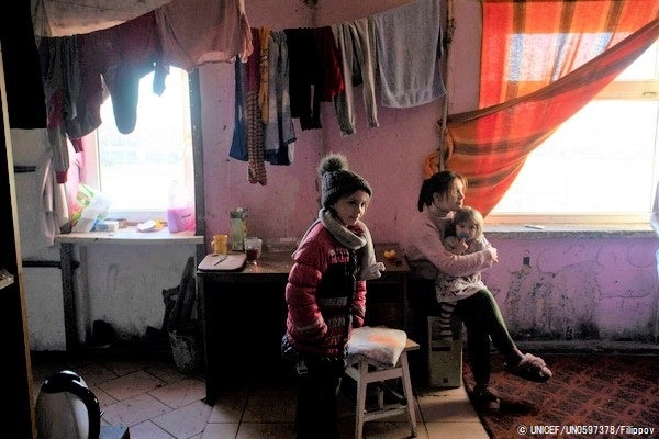 コンタクトライン近くの農村部の自宅で、家族と住む9歳のマーシャさん。毎日、砲撃や地雷の危険にさらされている。(ウクライナ、2022年2月13日撮影) © UNICEF_UN0597378_Filippov