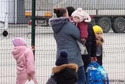 ウクライナ国境を越えてルーマニアへ避難しようとする、ウクライナの家族。子ども5人を連れた母親は「どこにも行くあてがないけれど、爆撃が始まるのを待つことはできません。今、ウクライナから逃げないといけないのです」と話した。 (ウクライナ・ルーマニア、2022年