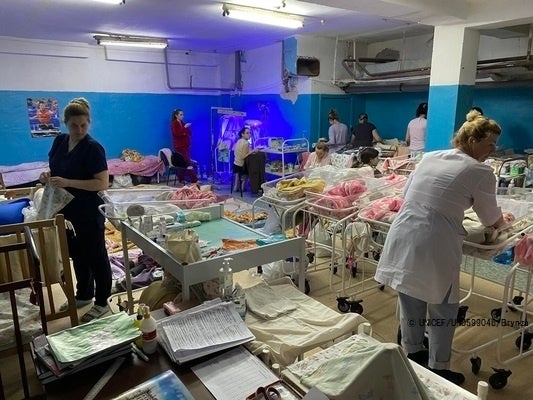 ハリコフの住宅地にある医療施設の地下に、仮設で開設した産婦人科センターで、赤ちゃんの世話をする看護師たち。(ウクライナ、2022年2月28日撮影)　© UNICEF_UN0599046_Brynza