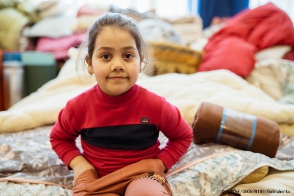 西部リヴィウ州で、防空壕に避難する7歳のエルビラさん。(ウクライナ、2022年2月28日)　© UNICEF_UN0599199_Golinchenko