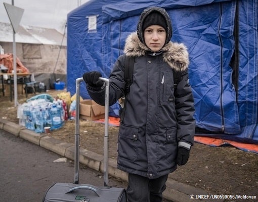 ルーマニア北部にある国境で、通過の手続きをする母親を待つ9歳のヤロスラフさん。(ルーマニア、2022年2月28日撮影)　© UNICEF_UN0599056_Moldovan