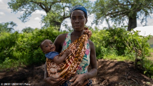 熱帯低気圧「アナ」の被害を受け、自宅から避難した親子。(モザンビーク、2022年2月撮影)　© UNICEF_UN0591027_Pedro