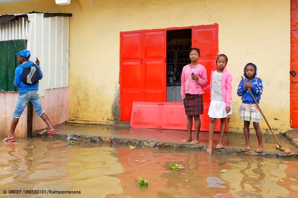 Analamangaアンタナナリボでの集中豪雨で浸水した道に立つ子どもたち。(マダガスカル、2022年1月撮影)　© UNICEF_UN0580101_Ramasomanana