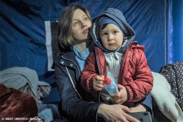 朝6時にオデッサを出発してルーマニアに避難した2歳のマークくんと母親。(ルーマニア、2022年3月1日撮影) © UNICEF_UN0599591_Moldovan