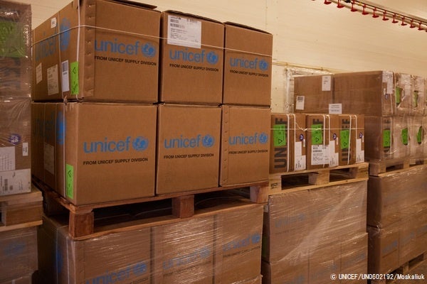 デンマークのコペンハーゲンにあるユニセフ物資供給センターから、リヴィウに届いた支援物資。(ウクライナ、2022年3月5日撮影)　© UNICEF_UN0602192_Moskaliuk