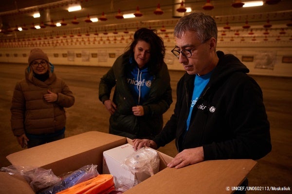コペンハーゲンにあるユニセフ物資供給センターから、リヴィウに届いた支援物資を確認する、ユニセフ・ウクライナ事務所代表のムラート・シャヒン。(ウクライナ、2022年3月5日撮影)　© UNICEF _UN0602113_Moskaliuk