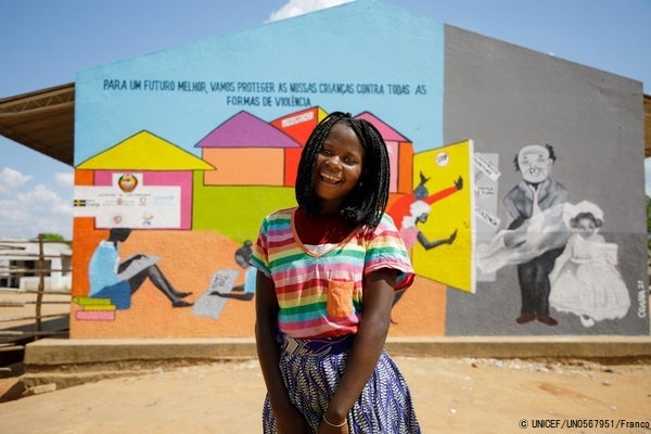 「18歳未満での結婚は早すぎることと、私たちの権利に反していることを学んだ」と話す14歳のマーラさん。後ろの壁には、女の子は学校にいるべきで児童婚をするべきではないという意味の絵が描かれている。(モザンビーク、2021年12月撮影) © UNICEF_UN