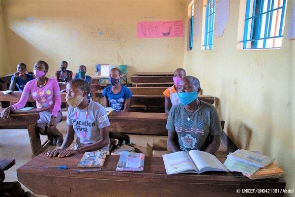 強制結婚やFGMの施術から逃れてきた女の子たち。アムダット州の小学校に通っている。(ウガンダ、2021年2月撮影) © UNICEF_UN0421381_Abdul