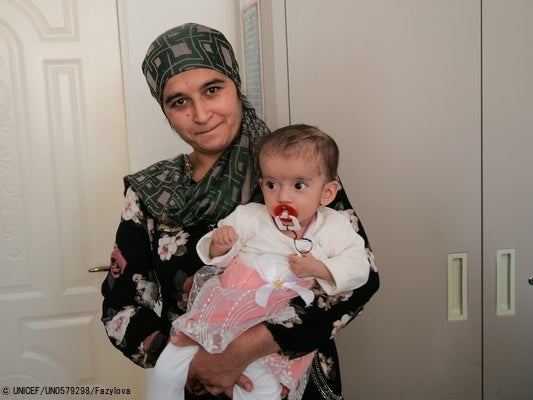 COVID-19によって家族の収入が減り、十分な食料を手に入れられなくなった影響を受け、生後5カ月のときに重度の消耗症と診断されたシュクロナちゃん。治療を受け回復することができた。(タジキスタン、2021年9月撮影) © UNICEF_ UN0579298