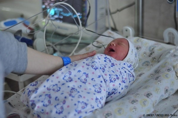 キエフの産科病棟にいる生まれたばかりの赤ちゃん。(ウクライナ、2022年3月3日撮影) ※本プレスリリースで言及している、マリウポリの産科病棟の写真ではないことをご留意ください。© UNICEF_UN0601855_Boiko