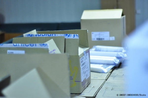 キエフ産婦人科センターへ届けられた、ユニセフ支援物資の医療用品。 (ウクライナ、2022年3月7日撮影) © UNICEF_UN0604089_Boyko