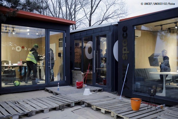 難民の子どもたちと家族への支援を行う、ユニセフの支援拠点「ブルードット」の一つ。(ルーマニア、2022年3月6日撮影) © UNICEF_UN0603102_Raica