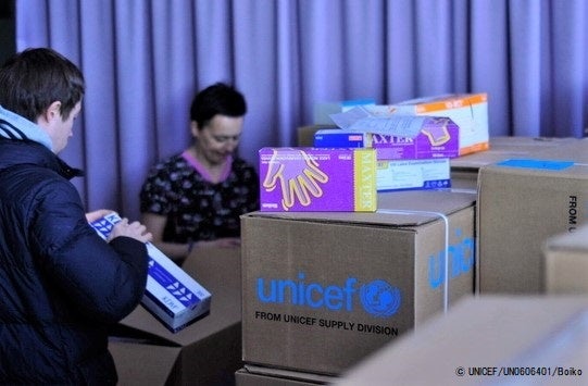 病院へ届けられたユニセフ支援物資の箱を点検する、キエフ市立第5産科病院のスタッフ。手術用器具や助産用キット、蘇生や応急処置に用いる医療物資などが含まれている。（ウクライナ、2022年3月11日撮影）© UNICEF_UN0606401_Boiko