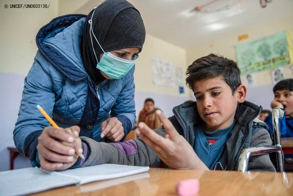 アラビア語の授業を受ける12歳のアッザムさん。(シリア、2022年2月21日撮影) © UNICEF_UN0603136_
