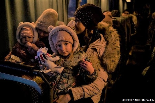 パランカ国境近くに到着した2歳のウクライナ難民のマリナちゃん(中央)と友達のパリナちゃん(左)。(モルドバ、2022年3月12日撮影) © UNICEF_UN0607414_Modola